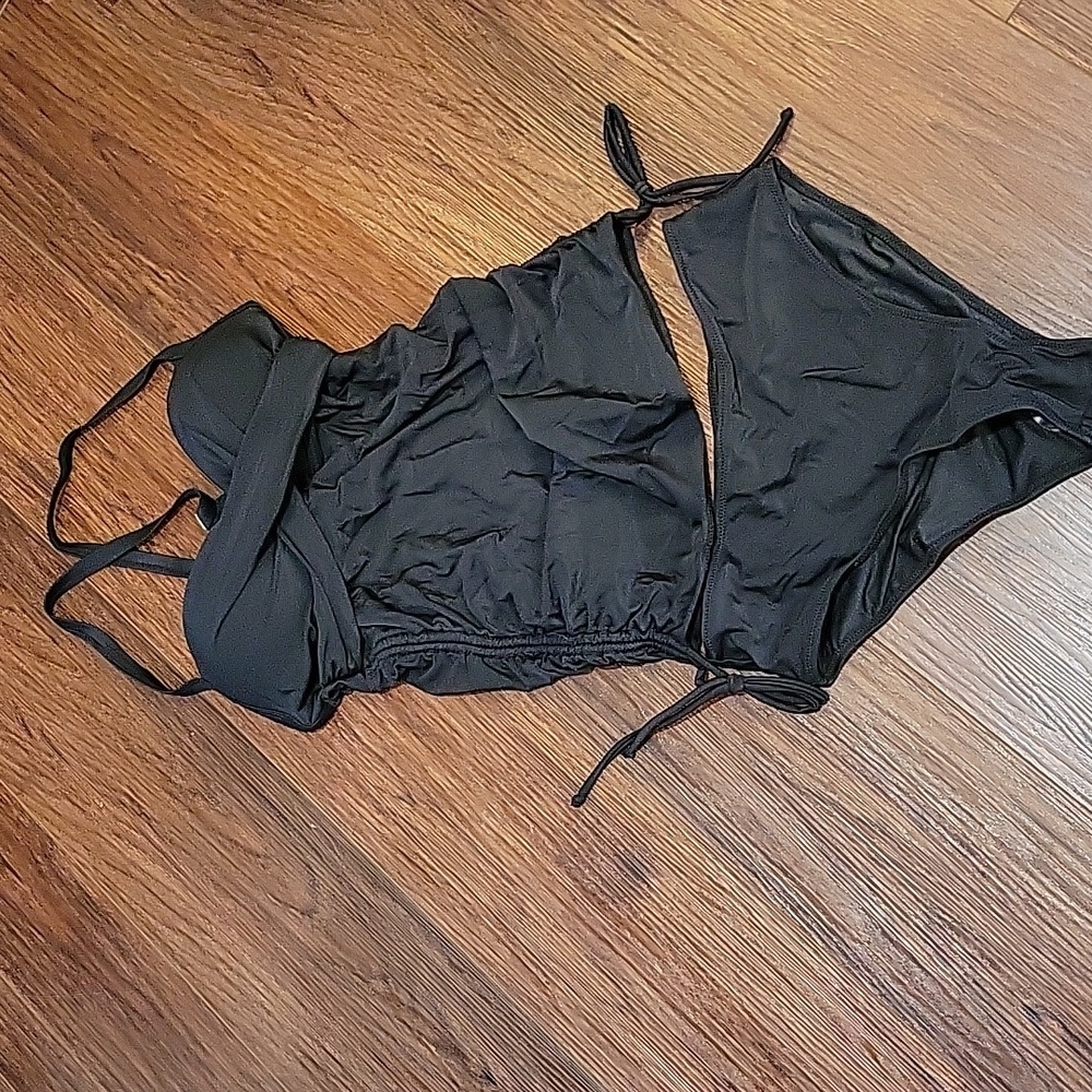 L Black tankini. Twist at bust. Rousing at the sides. Very flattering. NWOT